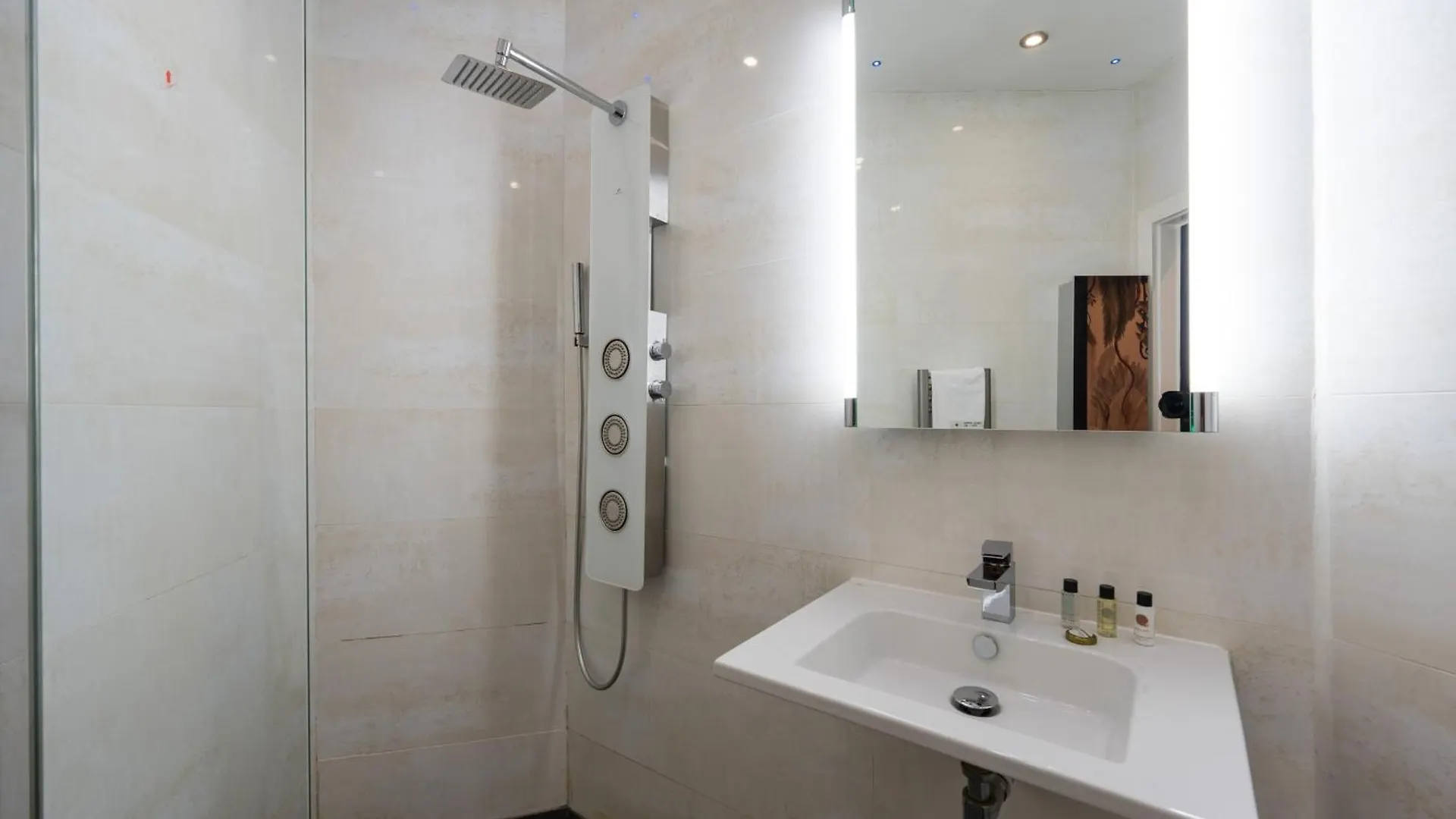 City Retreat, Spacious 4 Bed House, Games Room, Parking, Hot Tub & Bbq كارديف المملكة المتحدة