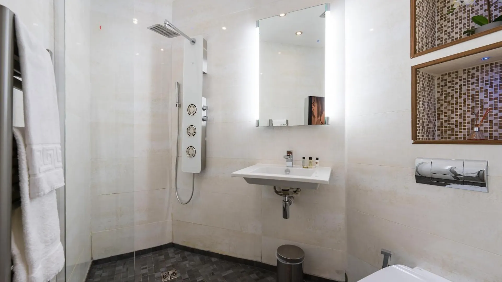 City Retreat, Spacious 4 Bed House, Games Room, Parking, Hot Tub & Bbq كارديف بيت للعطل