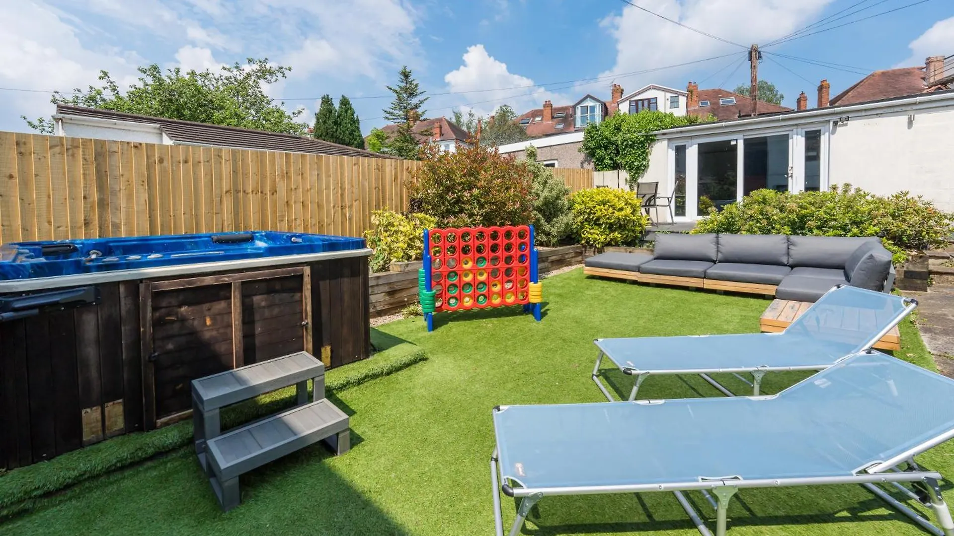 بيت للعطل City Retreat, Spacious 4 Bed House, Games Room, Parking, Hot Tub & Bbq كارديف