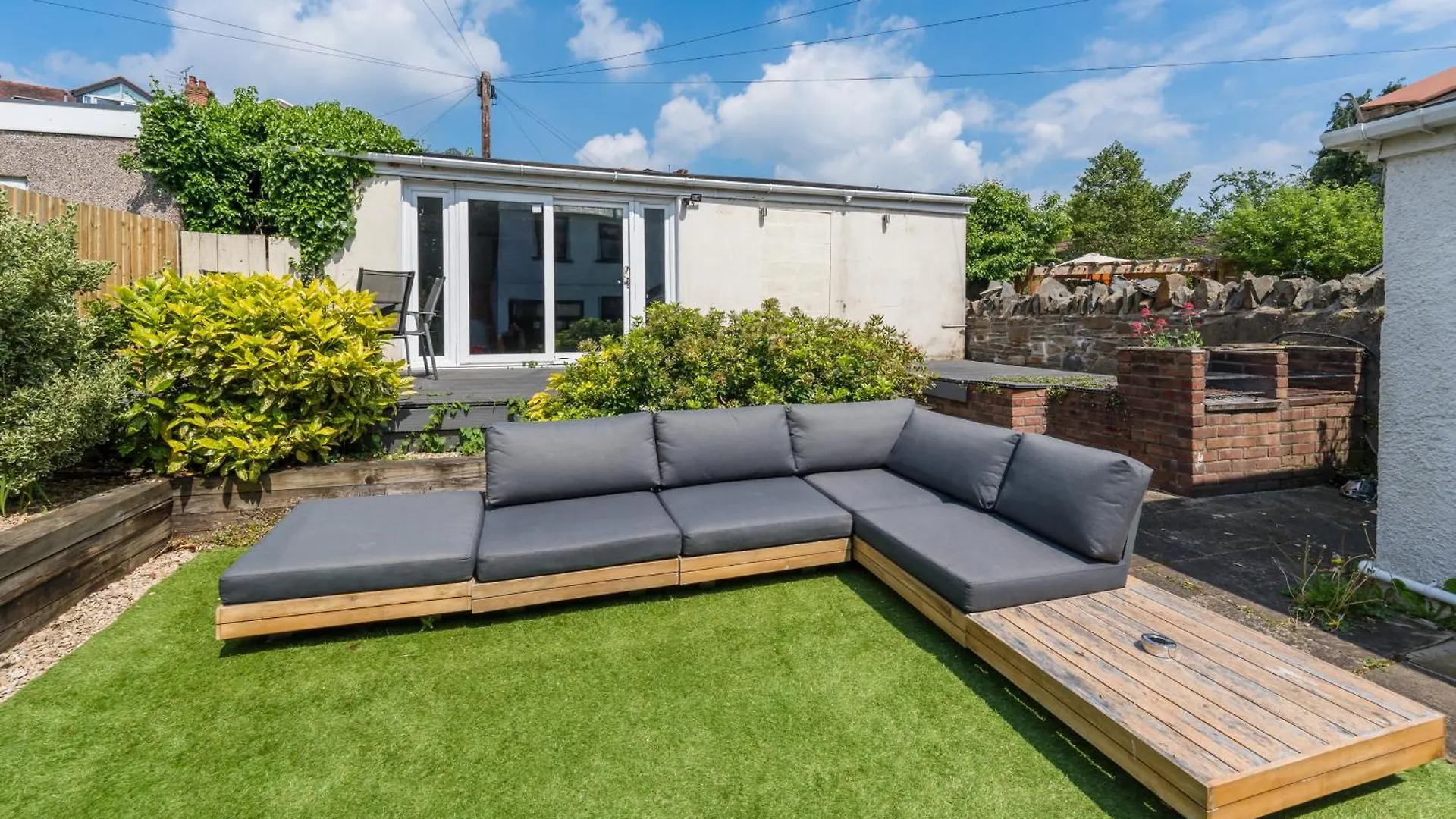 بيت للعطل City Retreat, Spacious 4 Bed House, Games Room, Parking, Hot Tub & Bbq كارديف