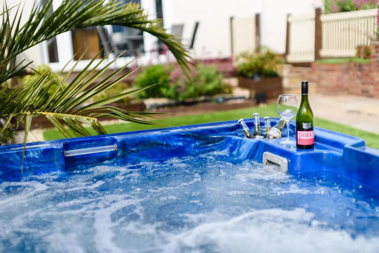 City Retreat, Spacious 4 Bed House, Games Room, Parking, Hot Tub & Bbq كارديف 0*,